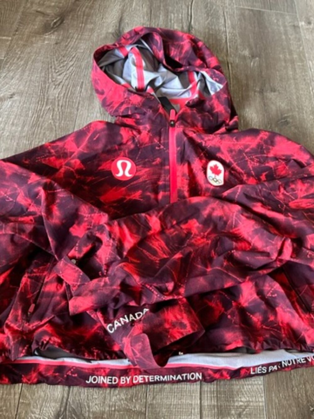 Lululemon team Canada rain chaser jacket size 10